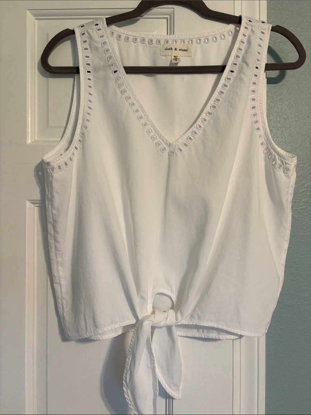 cloth & stone White Eyelet V-Neck Sleeveless Tank - Size M